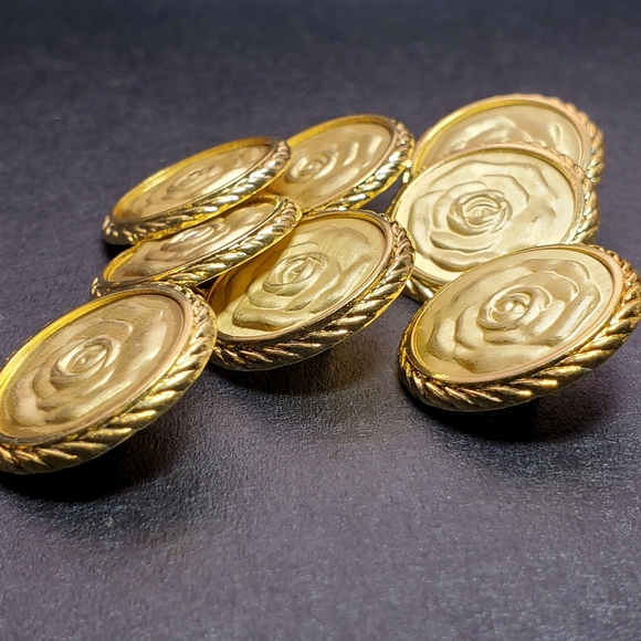 Metal Shank Buttons Flower in Gold Tone - Picture 6 of 7